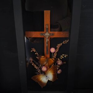 Houten kastje met kruis en vlinders